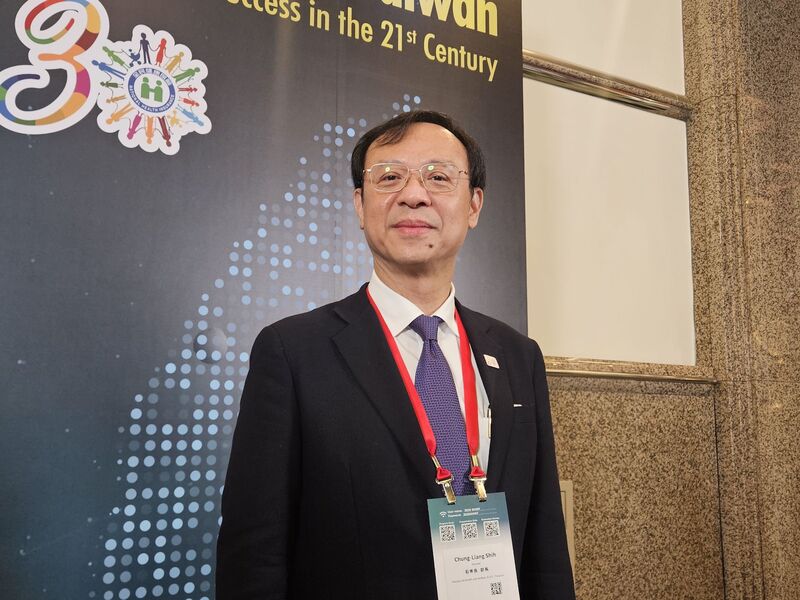 MD
石崇良：擴大抽驗雞蛋　一般籠飼生產為首要對象
衛福部長石崇良17日出席「2025台灣全球健康福祉論
壇」，會前接受媒體聯訪表示，後市場雞蛋擴大抽驗
以「風險分層」方式進行，優先抽驗對象是噴印編號
C蛋品，即一般籠飼生產。
中央社記者陳婕翎攝　114年11月17日
