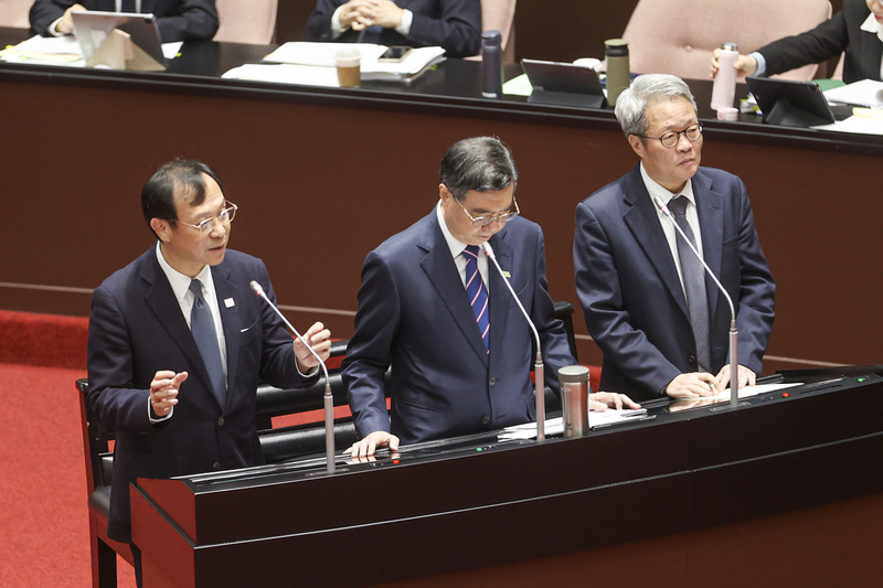 行政院長卓榮泰（中）18日率領相關部會首長列席立法院會，就中央政府花蓮馬太鞍溪堰塞湖災後重建特別預算案進行報告並備質詢。圖為卓榮泰與衛福部長石崇良（左）、公共工程委員會主委陳金德（右）同台備詢。
