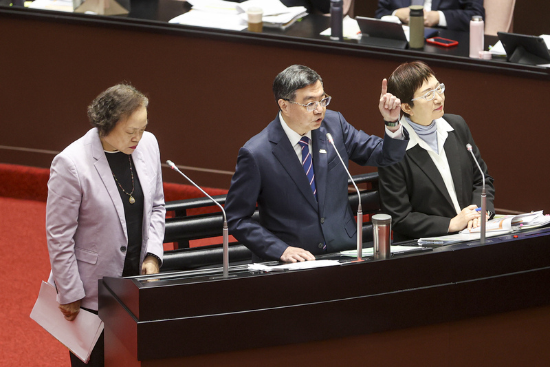 行政院長卓榮泰（中）18日上午與財政部長莊翠雲（右）、主計長陳淑姿（左）赴立法院報告備詢，針對立委提出財劃法修法等議題進行回應。