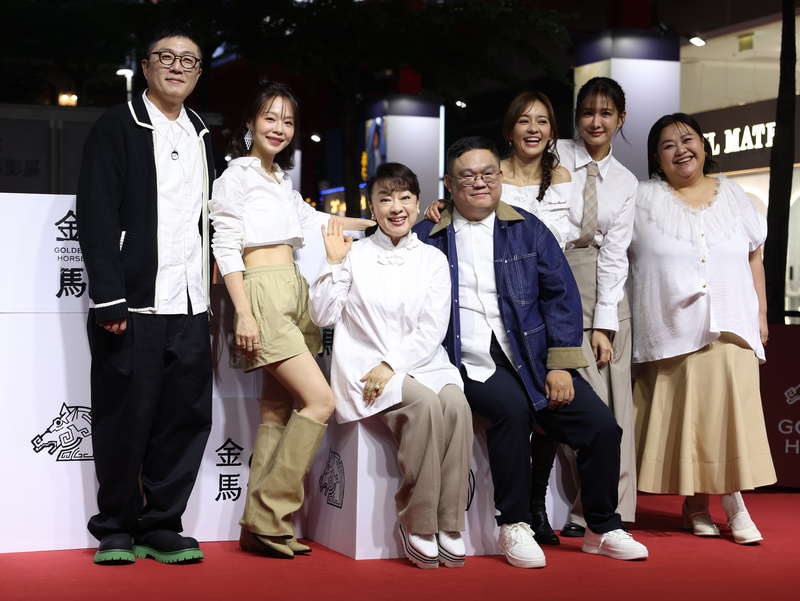 金馬影展「陽光女子合唱團」宣傳活動18日在台北舉行，導演林孝謙（右4）、編劇呂安弦（左）、演員翁倩玉（左3）、陳意涵（右3）、鍾欣凌（右）、孫淑媚（左2）、安心亞（右2）出席。