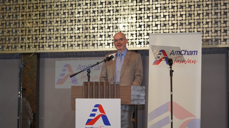 台灣美國商會2025年度會員大會18日登場，美國在台協會（AIT）處長谷立言（Raymond Greene）發表主題演講時表示，美台經貿關係將邁入黃金時代。（美國在台協會提供）