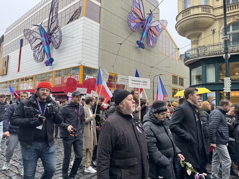 捷克首都布拉格17日舉行一系列講座、展覽與音樂活動，追思1989年推翻共產政權的「絲絨革命」（Velvet Revolution），並悼念1939年納粹占領時期遭受迫害的學生。超過10萬名民眾響應參與，慶祝得來不易的自由與民主。
