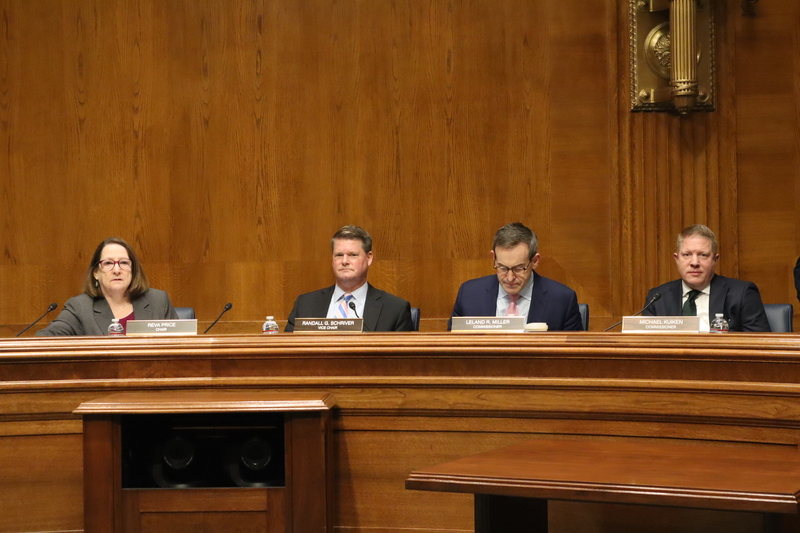 美前國防官員薛瑞福（左2）18日在美國國會指出，中國駐大阪總領事薛劍不滿日相高市早苗「台灣有事」的說法，於社群暗示「斬首」，令人髮指。