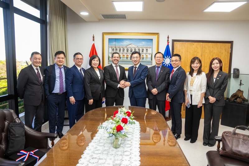 立法院副院長江啟臣（右5）率跨黨派立委訪問團訪問巴拉圭，他在拜會巴拉圭眾議長拉多雷（左5）時表示，巴拉圭是台灣在南美洲最堅定的友邦，雖然兩國地理相距遙遠，但因共享普世價值，彼此感覺像家人幾乎「零距離」。
（立法院提供）
