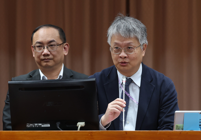 教育部次長劉國偉（右）20日到立法院教育及文化委員會做「如何防範不當之短影音及社群平台兒少內容，加強數位及媒體素養」專題報告並備質詢。學術網路禁止使用抖音、小紅書，但學生還是可用自身手機連網。劉國偉坦言「禁不了」，校園難以全面禁用這些平台，但會從加強素養教育、教師增能著手。

