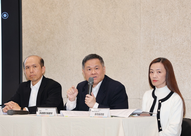 勞動部20日下午舉行「長榮航空組員病故事件訪談與調查結果與強化病假權保障新措施」結果說明會，指出長榮航空涉違反勞動基準法。圖左至右為職業安全衛生署署長林毓堂、勞動部次長李健鴻、勞動條件及就業平等司司長黃琦雅出席說明。

