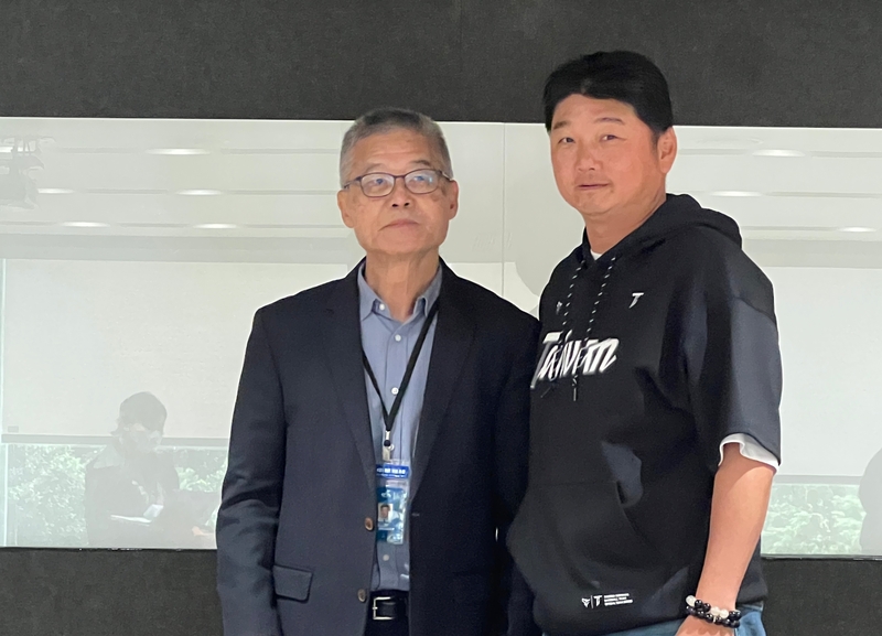 世界棒球經典賽（WBC）將於2026年3月登場，台灣隊20日在中職聯盟召開選訓會議，總教練曾豪駒（右）受訪透露，目前設定43人名單展開第一階段集訓。左為中職秘書長楊清瓏。
