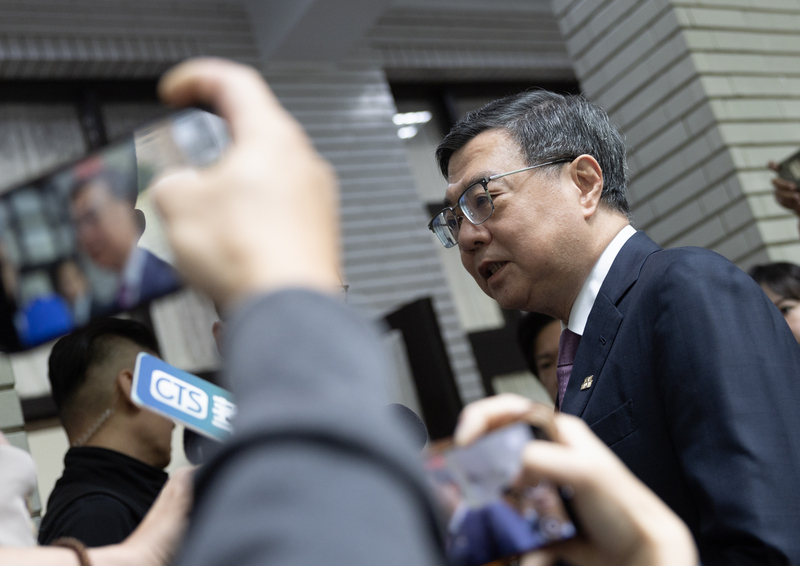 行政院長卓榮泰（前右）21日上午赴立法院施政報告並列席備詢，會前僅針對「財劃法」修正草案進行媒體聯訪回應，希望立法院盡快排審這部有共識的財劃法，且迅速處理。