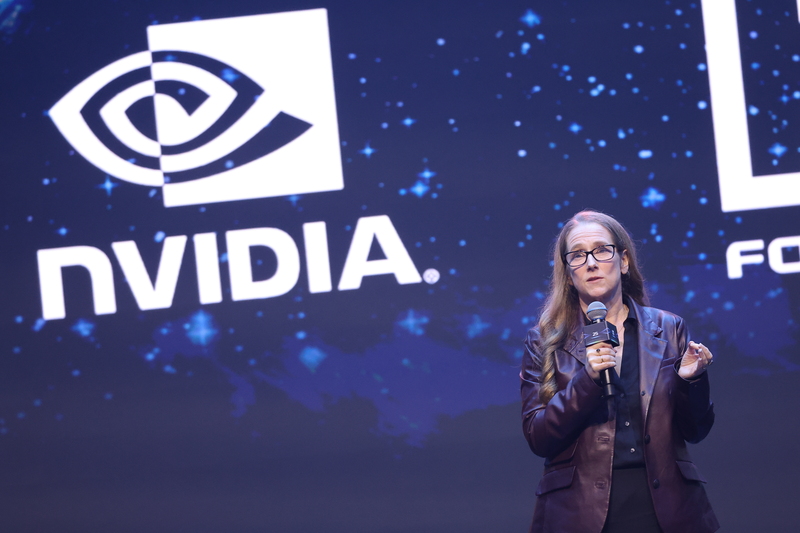 2025鴻海年度科技日（HHTD 25）21日在台北南港展覽館1館盛大登場，輝達雲端部門副總裁畢約林（Alexis Bjorlin）（圖）帶來主題演講，聚焦在打造台灣首座雲端合作夥伴（NCP）的AI超級運算資料中心。
