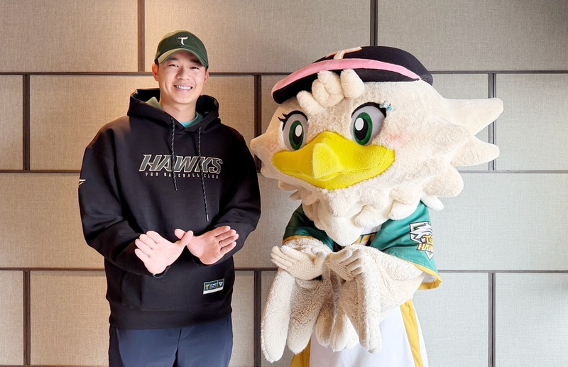 中職台鋼雄鷹隊21日宣布，網羅低肩側投手黃子鵬，簽下總值5年、新台幣6600萬元合約，為隊史第1名網羅的自由球員。（台鋼雄鷹提供）
