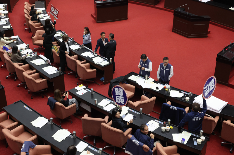 圖為立法院院會21日下午處理財劃法第16條之1、第38條之2條文修正草案並投票表決，朝野立委各自高舉「同意」、「反對」表述立場。
