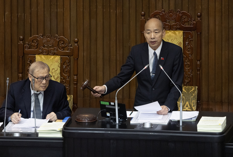 立法院長韓國瑜（右）敲槌宣布法案三讀通過。(中央社)
