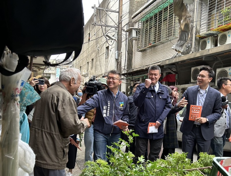 新版台灣全民安全指引19日起普發紙本，國安會副秘書長林飛帆（右1）21日與內政部次長馬士元（右2）等人在士林區後港里里長紀建漢（右3）陪同下，訪視指引發送情形。