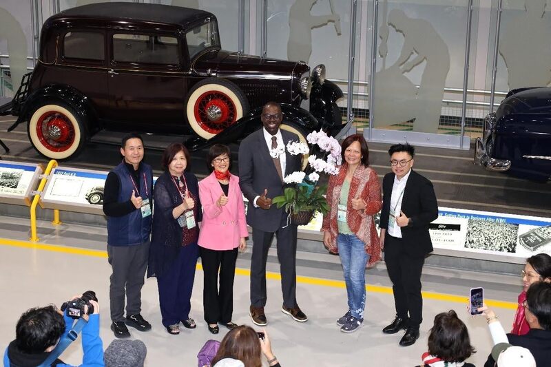 美國密西根州副州長吉克瑞斯特二世（Garlin Gilchrist II）在福特汽車工廠迎接台商代表團。（北美洲臺灣
商會聯合總會提供）