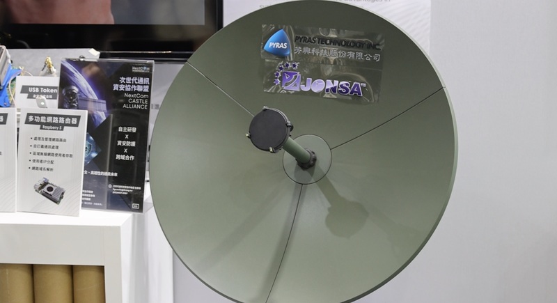 資策會資安所指出，星韌通訊為台灣自主研發的高韌性通訊系統，透過低軌衛星支援與資安防護，即使在極端情況下也能維持通訊不中斷。圖為碟形天線。（資策會提供）
