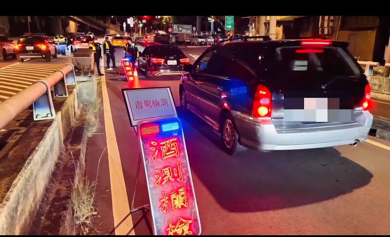 內政部警政署推動毒品唾液快篩取締毒駕政策上路，刑事局統計，全國已取締18件毒駕，開出新台幣110萬元罰單。圖為警方臨檢。（警方提供）
