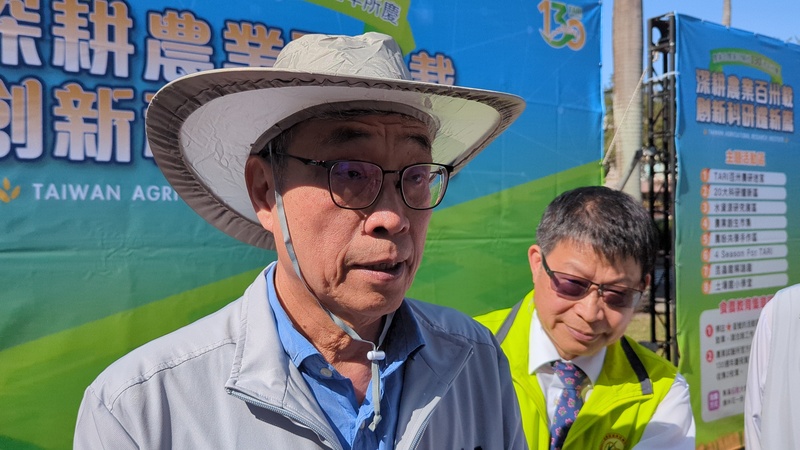 農業部長陳駿季（左）22日出席農業部農業試驗所130週年慶開放日活動，接受媒體聯訪表示，聽到很多業者聲音，大概下週會有更明確的廚餘養豬政策，屆時會對外說明。
