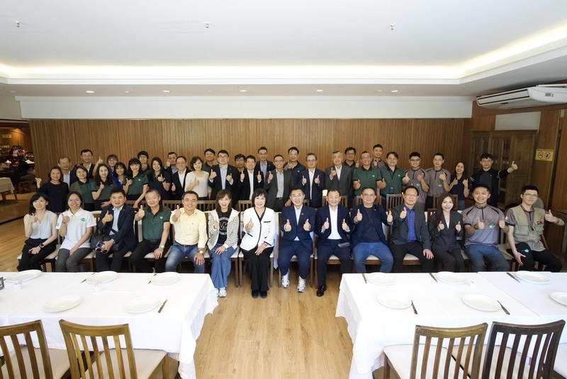 立法院副院長江啟臣率跨黨派立委訪問團21日設宴款待駐巴拉圭大使館駐外人員及技術團。江啟臣表示，駐外人員在異鄉高度展現專業，為中華民國的能見度付出巨大貢獻，堪稱「台灣之光」。 （立法院提供） 

