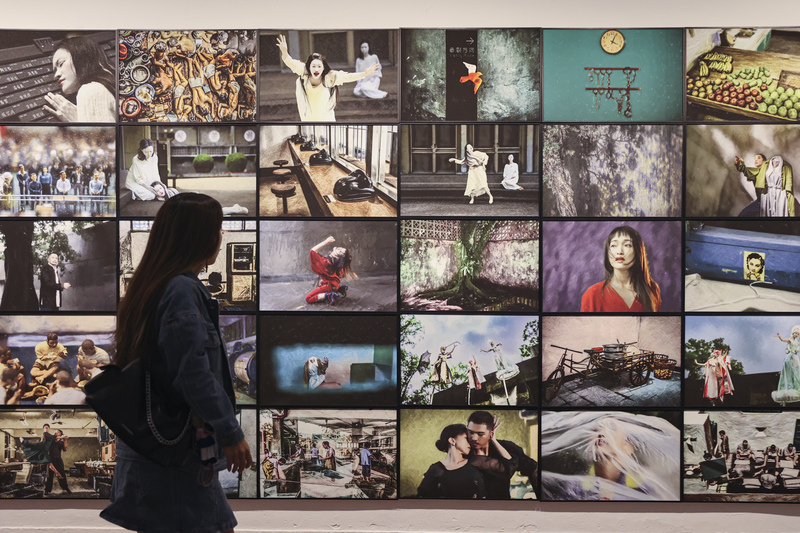 2025人權藝術生活節22日在白色恐怖景美紀念園區正式開幕，參展攝影家劉振祥以「台上街上：劉振翔的社會劇場檔案」為主題推出視覺藝術展，以劇場語彙呈現社會議題與公共現場影像。