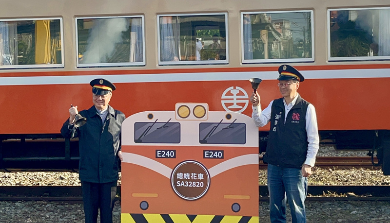 行政院長卓榮泰（左）22日在桃園市長張善政（右）陪同下，至楊梅出席富岡鐵道藝術生活節開幕活動。
