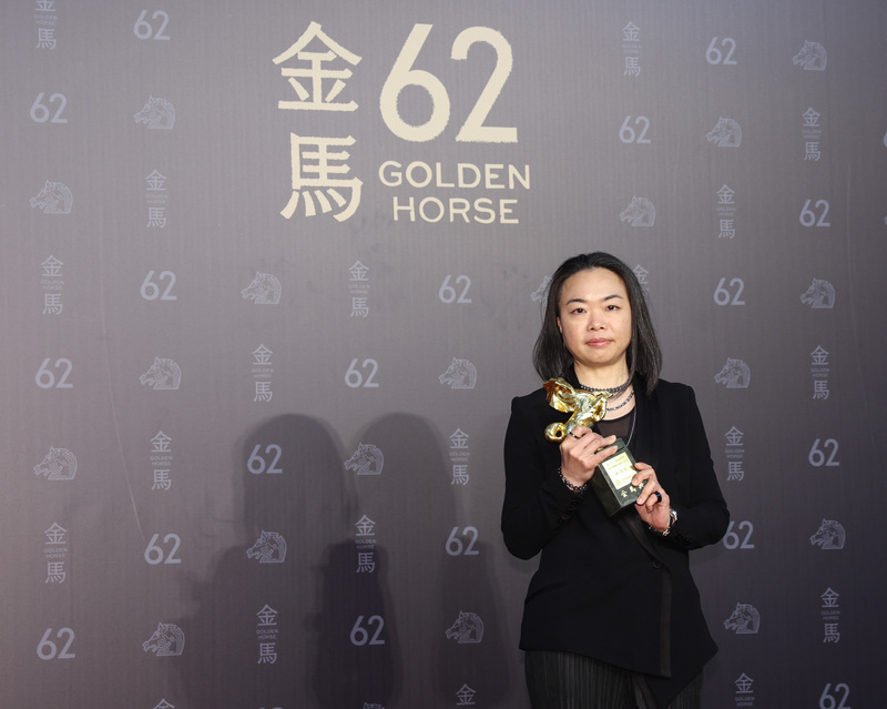 第62屆金馬獎將年度台灣傑出電影工作者頒給燈光師鍾瓊婷。(中央社)