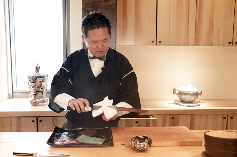 日中緊張  北京日料業者嘆比疫情衝擊大
日中關係對立升溫。北京日本料理店東也壽司老闆谷
岡一幸接受訪問表示，這是開業10年來最難的一次。
圖為谷岡一幸在料理魚類產品。
中央社記者呂佳蓉北京攝 114年11月23日
