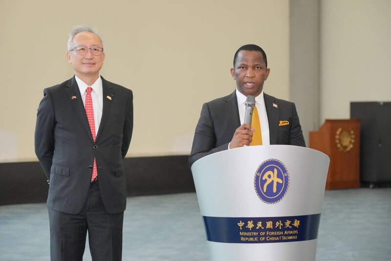外交部23日表示，史瓦帝尼王國眾議院議長馬布札（Jabulani Mabuza）（右）率團訪台，並於機場發表
談話。（外交部提供）