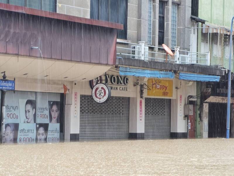 泰國南部宋卡府的合艾週末因豪雨引發嚴重淹水，市區的水位淹至半層樓高，導致交通癱瘓。
（榮咖啡台灣和 Happy Shop Taiwan店主提供）
