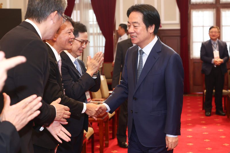 總統賴清德（前右）24日在總統府接見中華民國診所協會全國聯合會及各縣市診所協會理事長，感謝診所協會守護國人健康。
