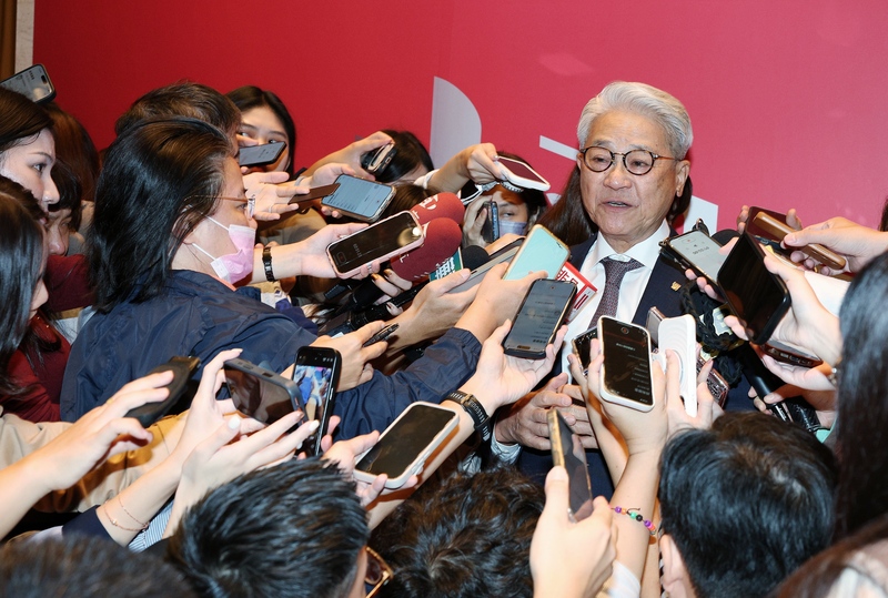 台新投信與新光投信24日舉行合併茶會，台新新光金控董事長吳東亮接受媒體聯訪。
