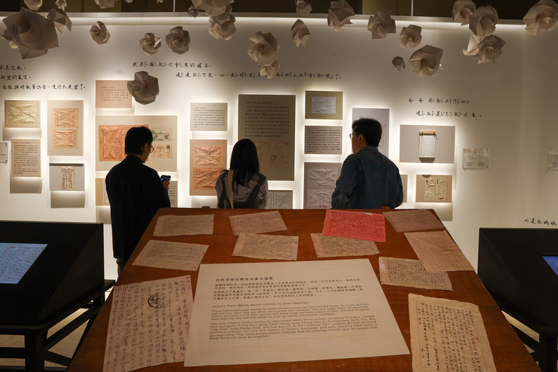 展示台灣人民追求民主自由歷程的「自由花蕊」常設展24日在中正紀念堂1樓展廳開幕，展區一處陳列白色恐怖時期政治受難者的家書及遺書。