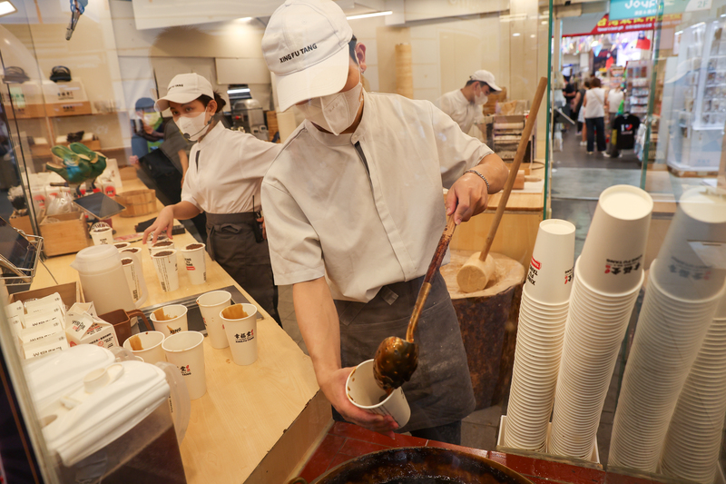 主計總處24日發布10月失業率為3.36%，較9月下降0.02個百分點；經季節調整後失業率為3.33%，也較9月下降0.02個百分點。圖為台北西門町一家飲料店員工作業情形。