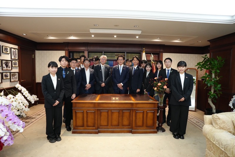 民眾黨主席黃國昌（右8）25日率領民眾黨青年團出訪日本，日華懇會長古屋圭司（左8）邀請訪團進入自民黨總裁高市早苗的辦公室合影，眾人在「總裁」的桌牌前合影留念。
（民眾黨提供）
