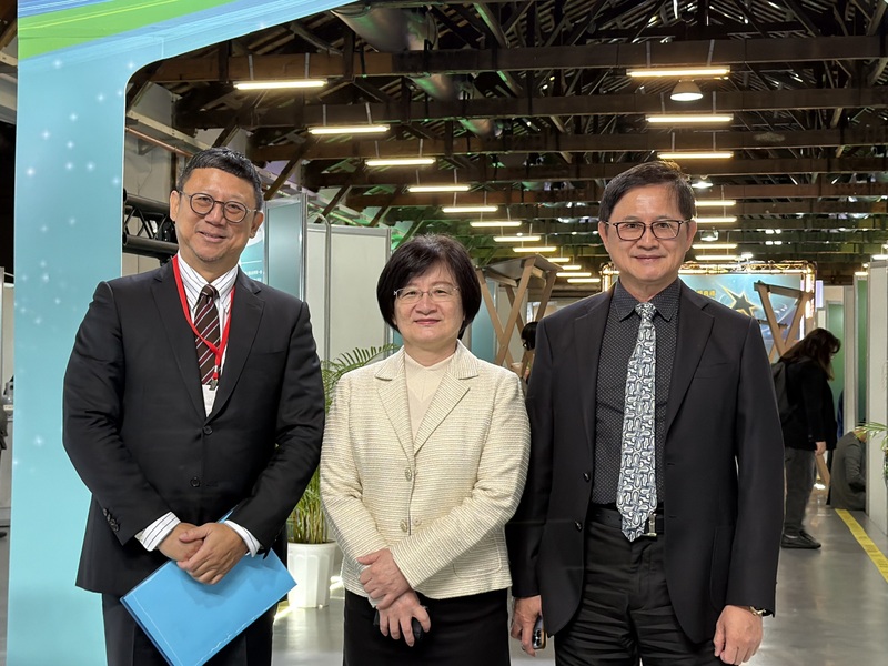 和碩董事長童子賢（右1）26日出席經濟部科技新創競賽頒獎典禮受訪表示，台積電提告前資深副總經理
羅唯仁轉任英特爾涉洩密，將考驗台灣在智財權跨國處理的司法實務運作。
