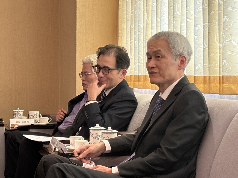 考試院長周弘憲（右）26日說，希望趕快展開院際合作，共同解決各職業退休基金財務困境，也希望年金改革繼續走下去。圖左起為銓敘部長施能傑、考試院秘書長劉建忻。
