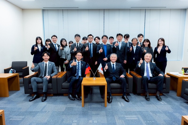 民眾黨主席黃國昌（前排左2）26日率團拜會日本維新會，眾議員、台灣友好議員聯盟會長馬場伸幸（前排右2）分享聯合執政的實際經驗，並強調聯合政府不是政治交換，而是共同承擔國家的責任。
（民眾黨提供）
