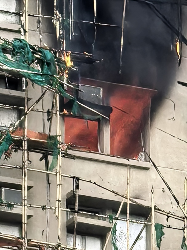 香港大埔宏福苑26日發生大火，圖為27日早上10時，仍有個別住屋在猛烈焚燒。