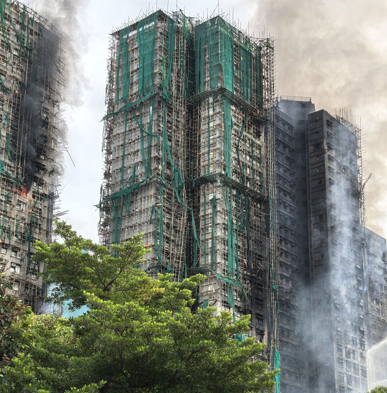 宏福苑發生大火期間火勢急速蔓延，不少網上影片顯示，大廈竹棚上的棚網在很短時間內被燒毀，社會不少聲音質疑是棚網不合規格。