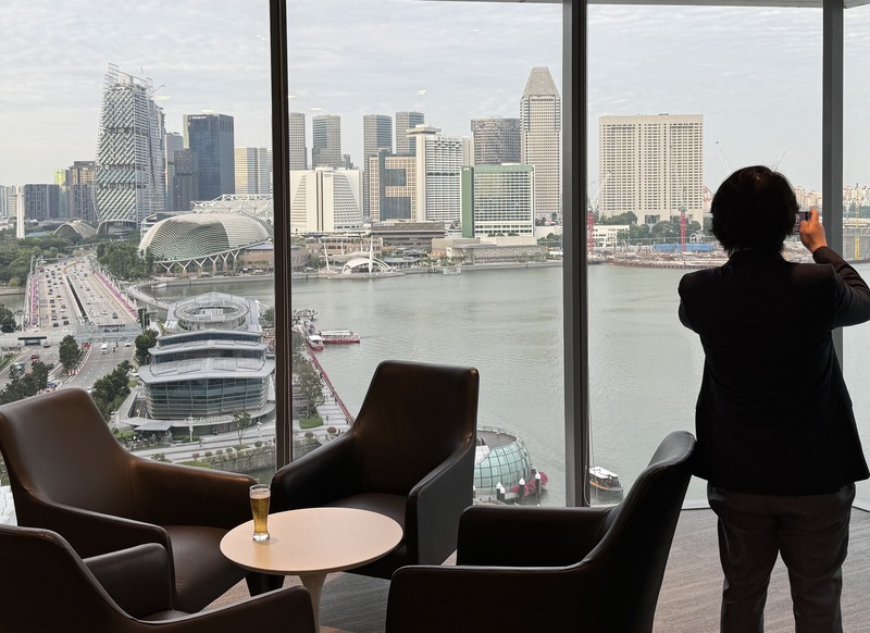 根據最新全球人才競爭力指數，新加坡首次奪下全球人才競爭力排行榜冠軍，取代瑞士多年領先紀錄。圖為新加坡金融區一棟大樓窗外市景。
