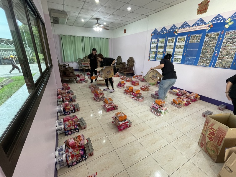 泰南台商會員提供物資，27日從甲米府（Krabi）等地送往合艾賑災。（泰南台商會長丘應華提供）