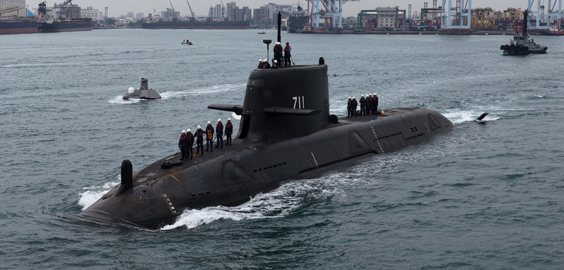 海鯤軍艦27日進行第4次浮航海試，由台船公司研製
的奮進魔鬼魚號無人船伴航。
（台船公司提供）