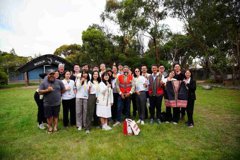 農業部與外交部合辦第6屆「農業青年大使『新南
向』交流計畫」，首度增列澳洲，訪問團日前抵達墨
爾本展開為期8天的參訪。圖為團員拜會當地原民農
業文化展示中心，並與原住民長老合影。
（農業部提供）