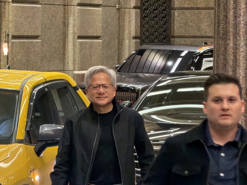 輝達（NVIDIA）執行長黃仁勳（左）27日意外現身台北，但行蹤成謎，晚間他返回下塌飯店文華東方時露出倦容，仍走向現場守候媒體打招呼。