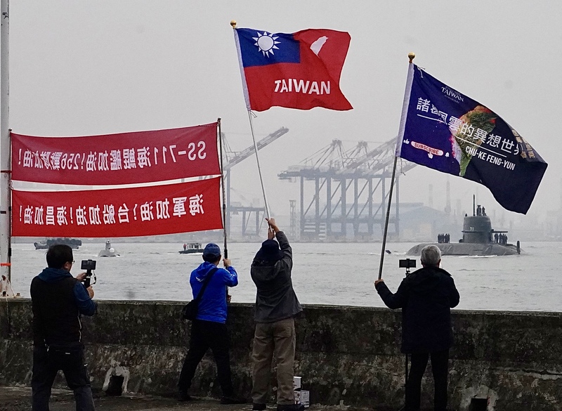 潛艦國造原型艦海鯤號28日上午再度出海進行第5次浮航測試，軍事迷於高雄港邊拉布條、揮旗，替海
軍、台船加油打氣。
