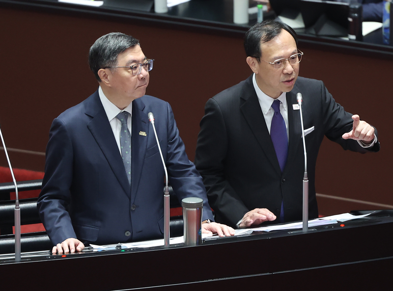 行政院長卓榮泰(左)、衛福部長石崇良(右)28日出席立法院總質詢。