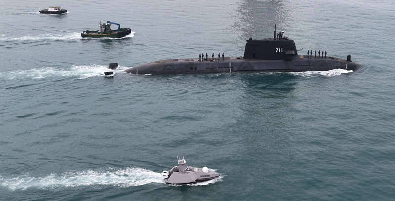 海鯤軍艦28日完成浮航測試，並由台船公司所研製的「奮進魔鬼魚號」無人船伴航。（台船公司提供）