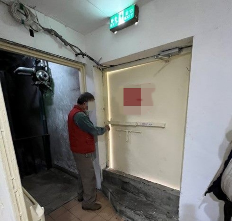 為預防大樓發生火警釀憾事，台北市建築管理工程處修訂規定要求北市6樓至7樓的集合住宅應辦理公安申報。圖為建管處先前派人檢查大樓公安情況。（建管處提供）
