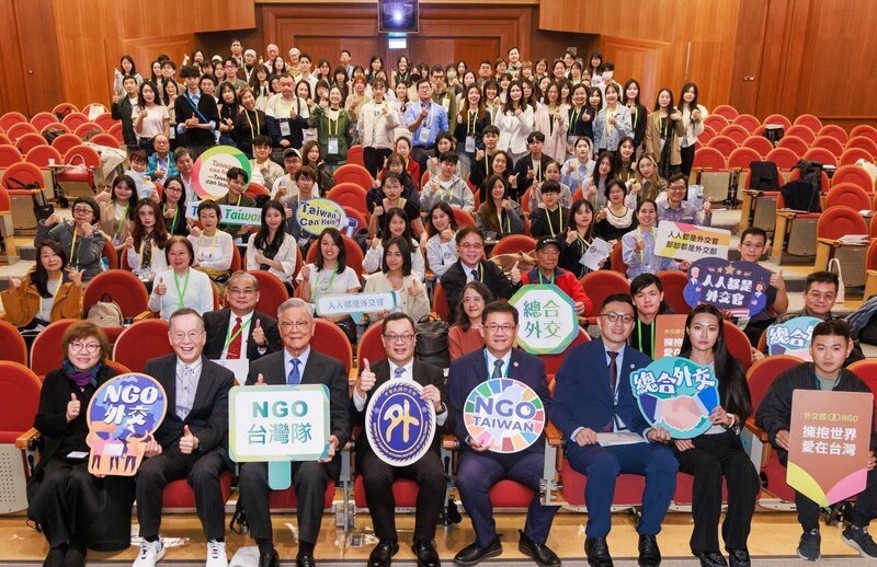 外交部2025年「NGO國際事務人才培訓班」系列講座於29日至30日在台北市立美術館開場，外交部政務次長陳明祺（前排左4）主持開幕式並與來賓合影。（外交部提供）
