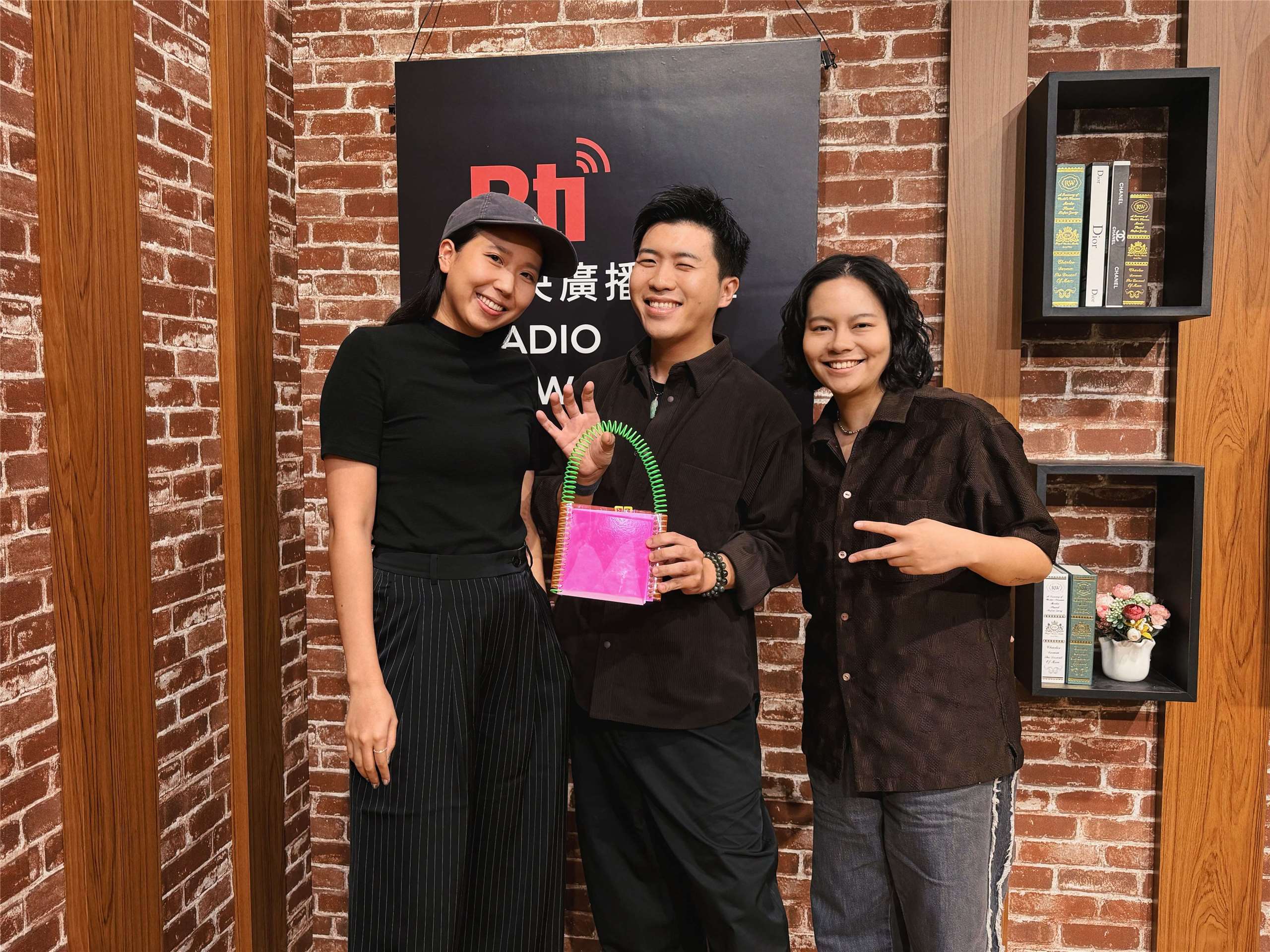 主持人內克（中）與來賓凹與山