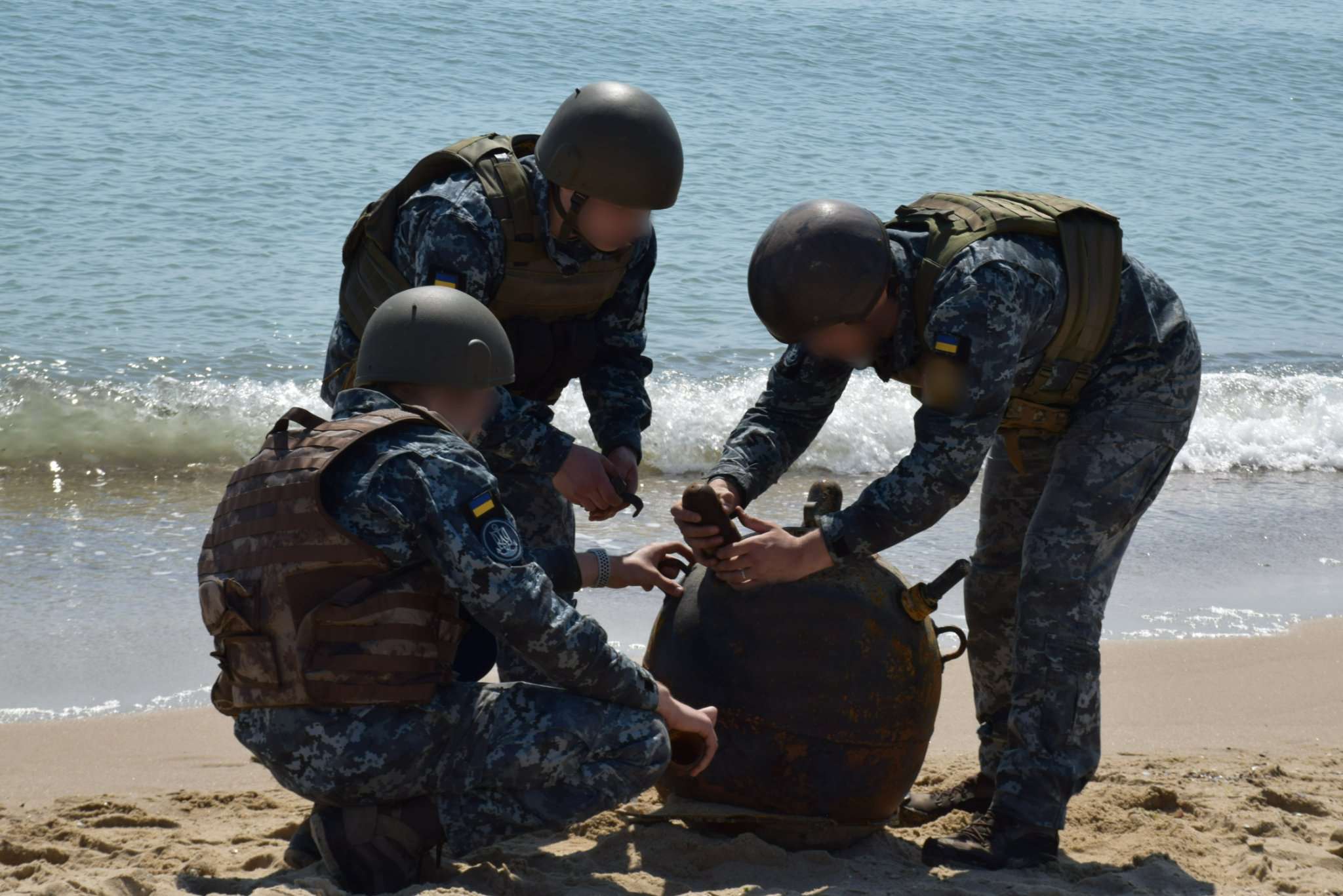 圖為烏克蘭士兵在拆除被海水沖上岸的水雷。資料照。 (圖:烏國防部)